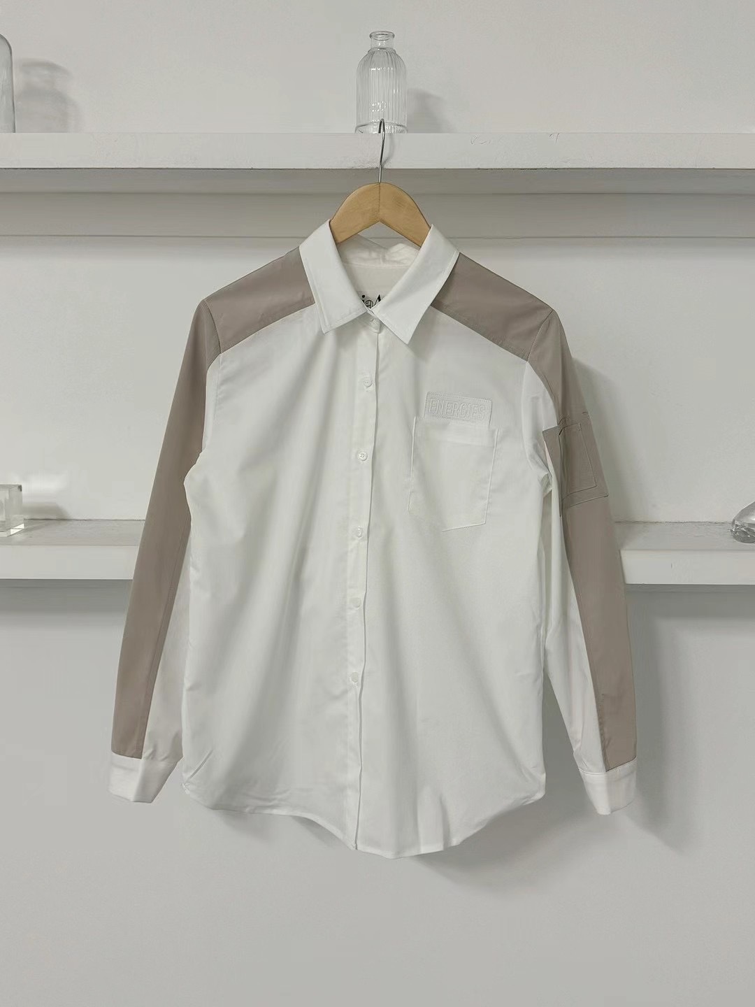 正韓𝜗𝜚撞色拼接白皮標襯衫