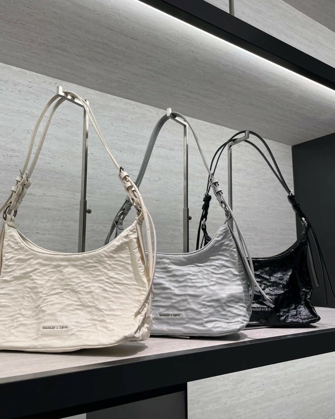 CHARLES & KEITH Lark 皺褶感流浪包 奶油白/黑色/灰藍 小CK 抓皺 單肩包 側背包