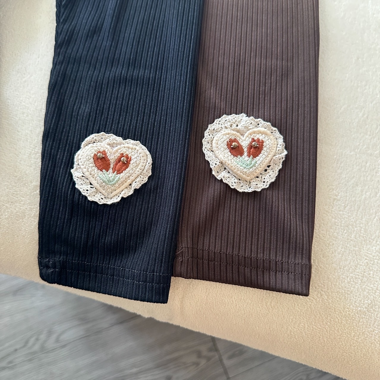 【限量】愛心小花貼坑條內搭褲