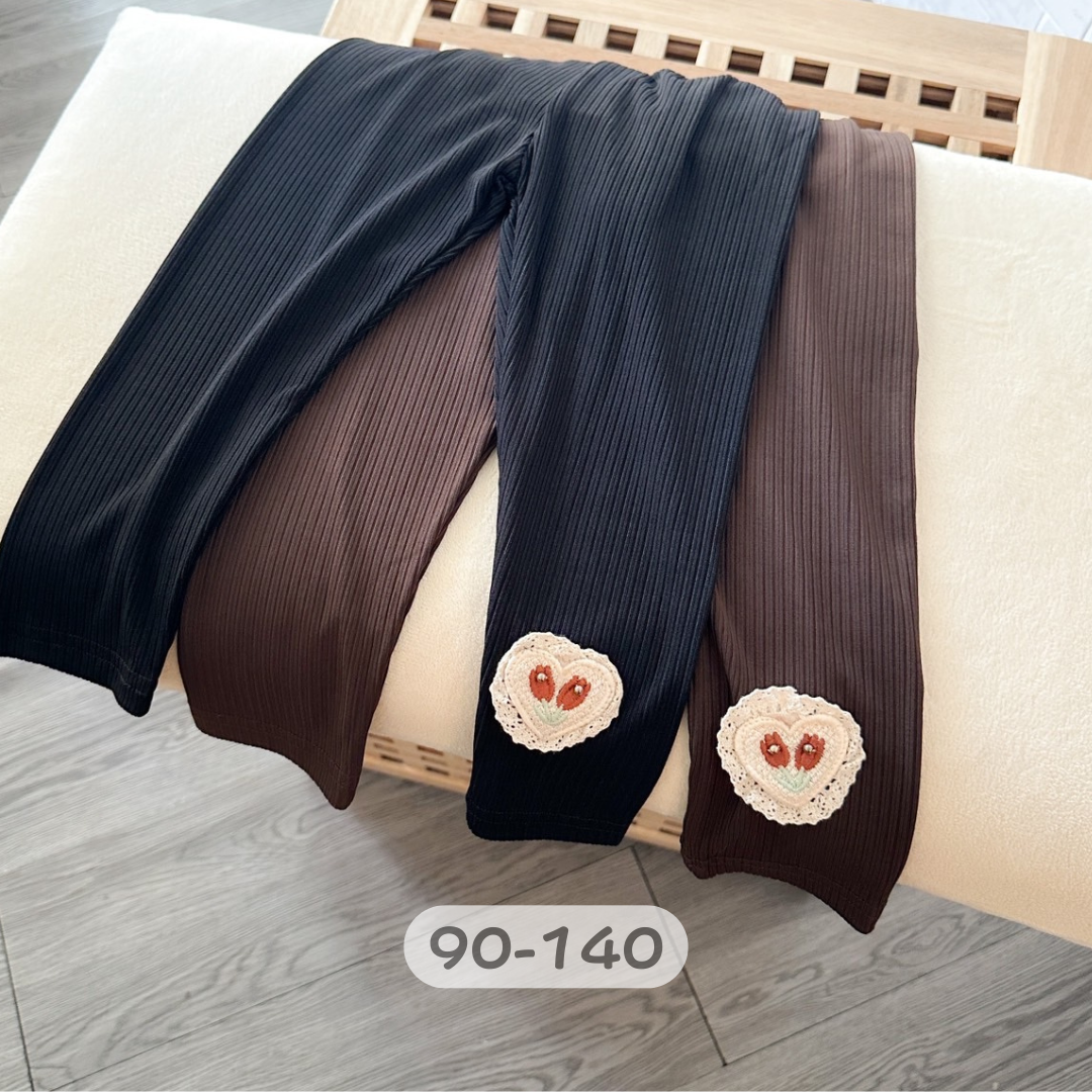 【限量】愛心小花貼坑條內搭褲