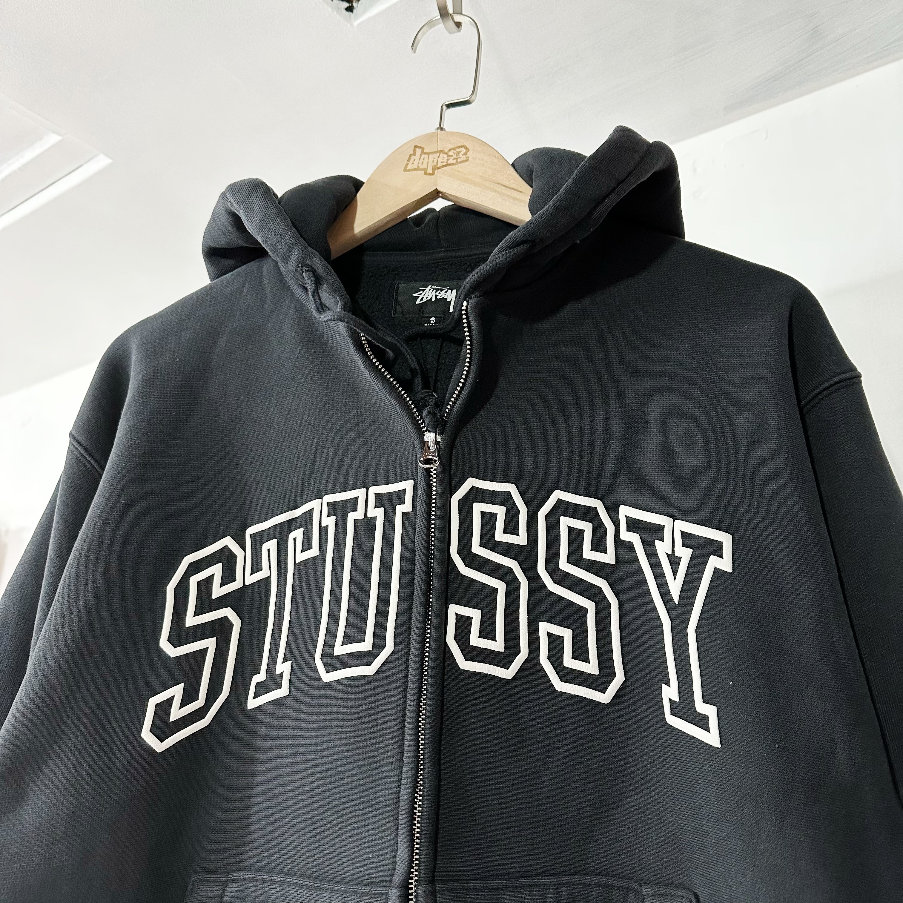 ★24SS 大人気★STUSSY OUTLINE ZIP HOODIE ☆24SS 大人気☆STUSSY OUTLINE ZIP HOODIE (STUSSY/パーカー