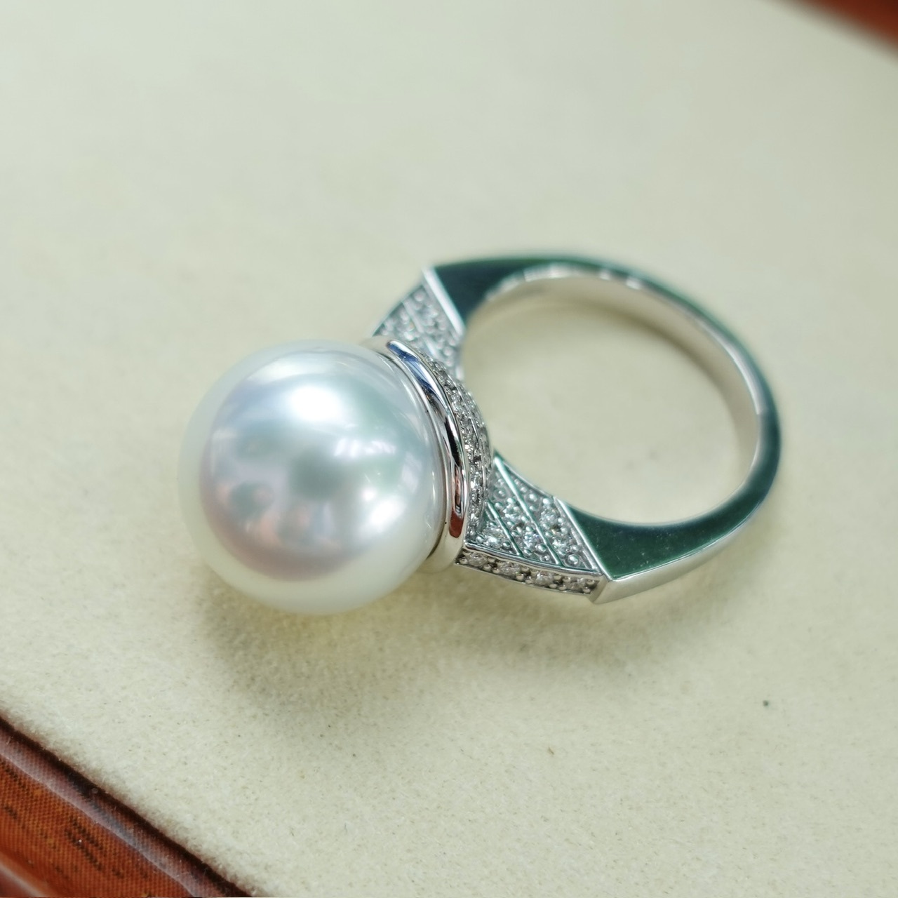 18K金鑲嵌澳白珍珠鑽石戒指 (13-14mm)