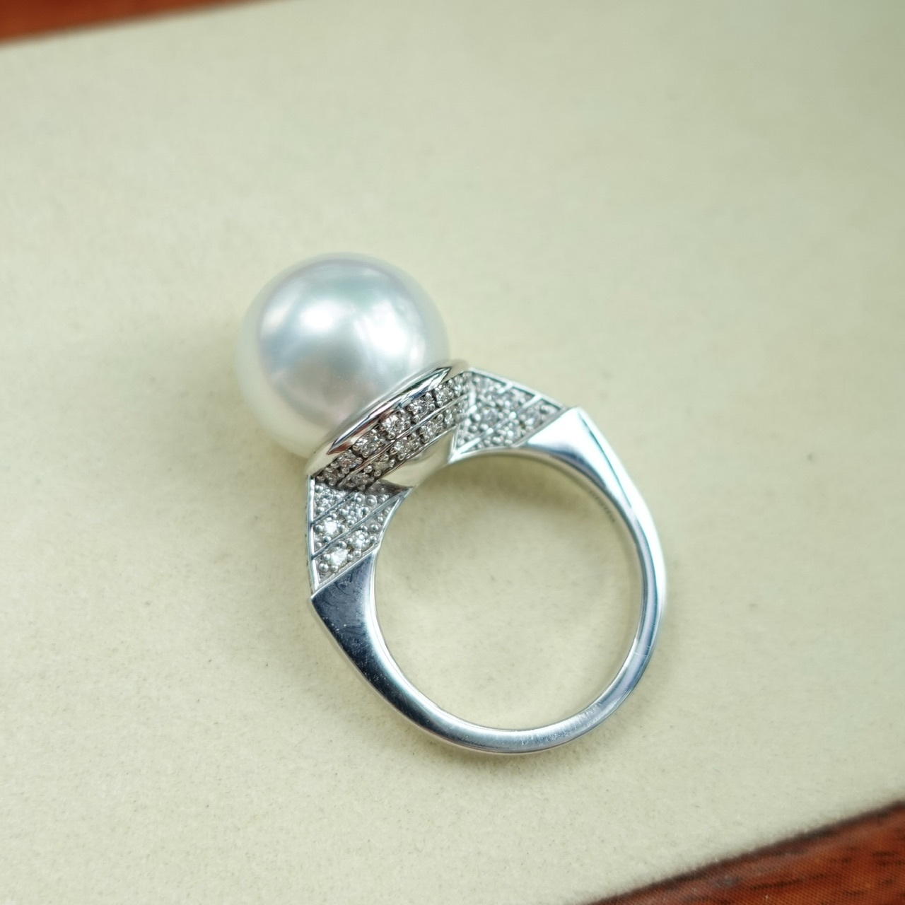 18K金鑲嵌澳白珍珠鑽石戒指 (13-14mm)