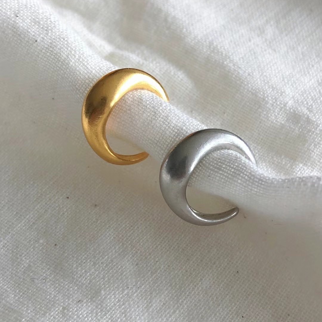 尋覓很久的霧面耳骨夾