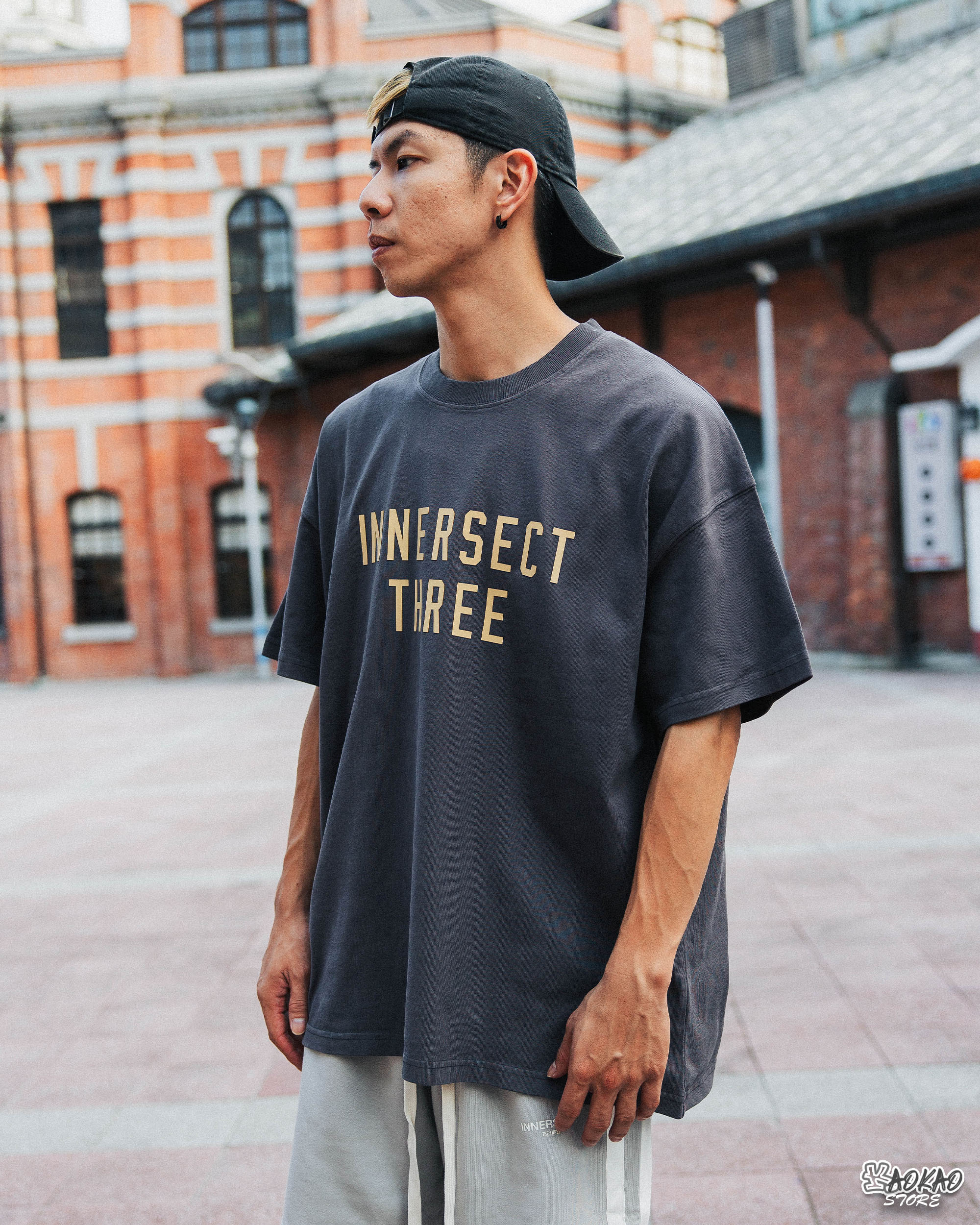 INNERSECT 三生萬物 大LOGO THREE簡約字母 純色 短T【INN24SSTTE099】