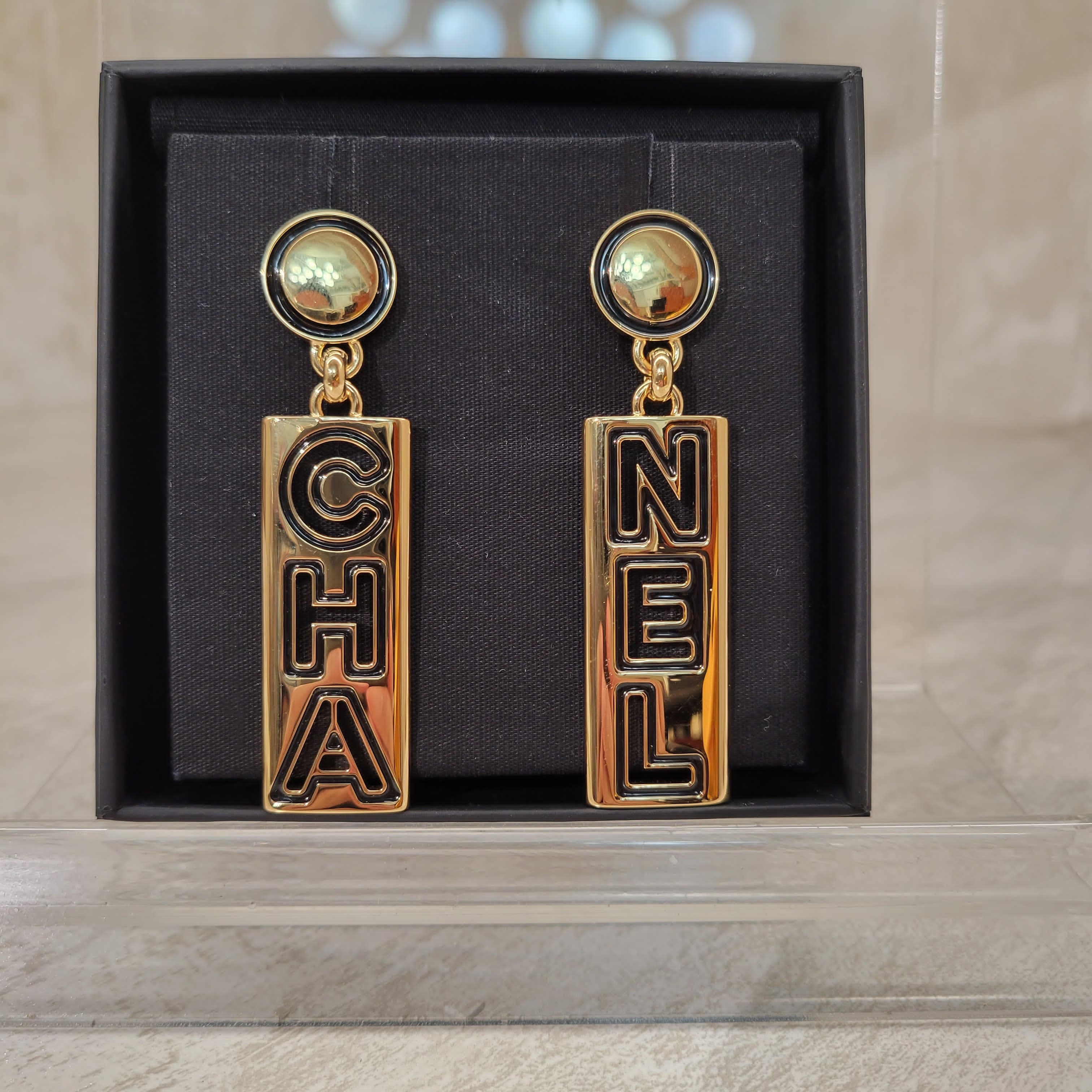 CHANEL ABE874 DROPS EARRINGS C.H.A.N.E.L  垂吊金色字母耳環 耳針 (黑邊)