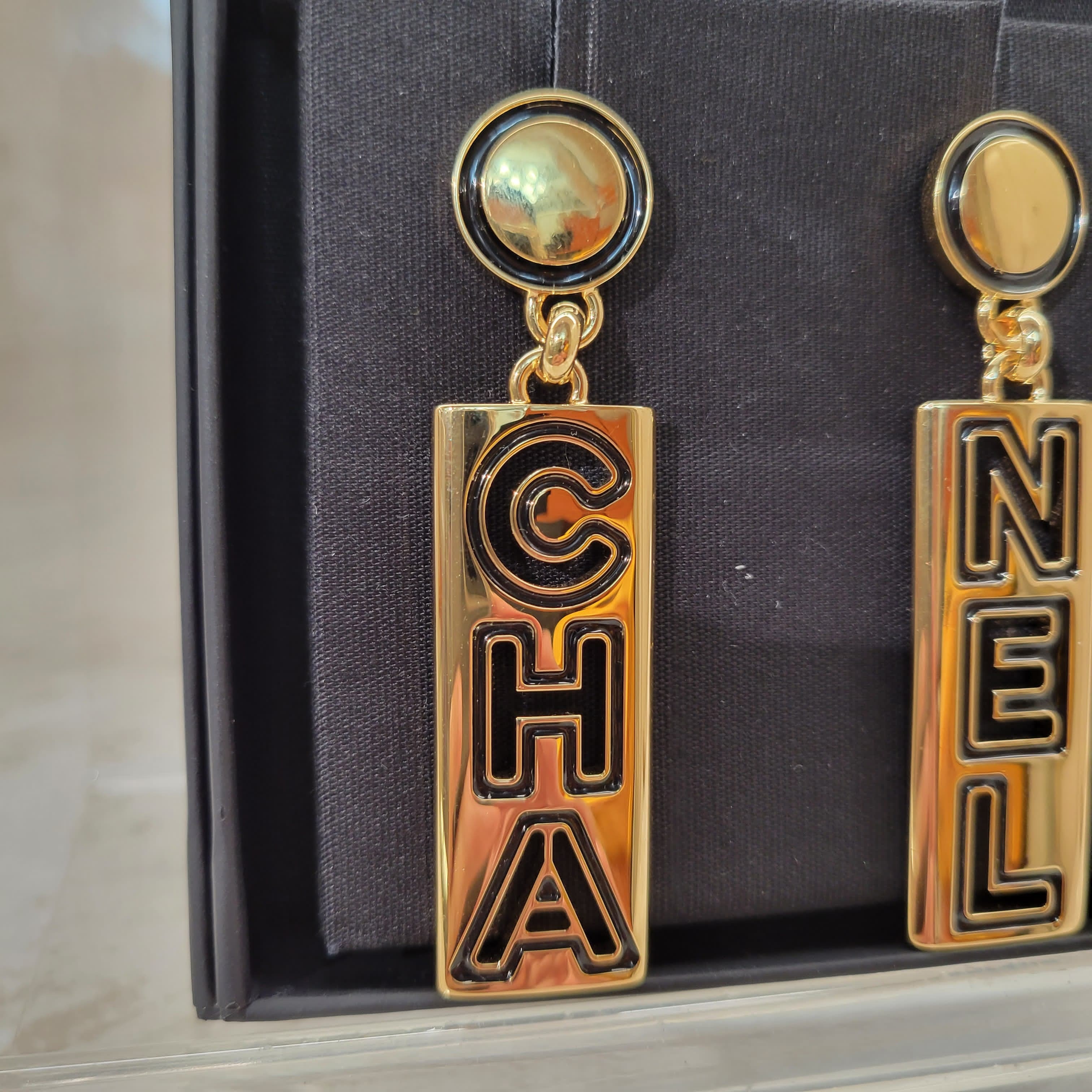CHANEL ABE874 DROPS EARRINGS C.H.A.N.E.L  垂吊金色字母耳環 耳針 (黑邊)