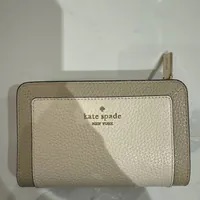 [S] KATE SPADE KI834 LENA MD COMP BILLFOLD COLORBLOCK PEBBLED,LIGHT SAND, 196021518270 (SKS1335)
