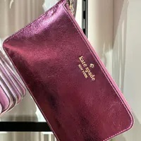 [S] KATE SPADE KE635 LUCY MEDIUM LZIP WRISTLETMETALLIC LEATHER,DARK RASPB, 196021553622 (SKS1342)