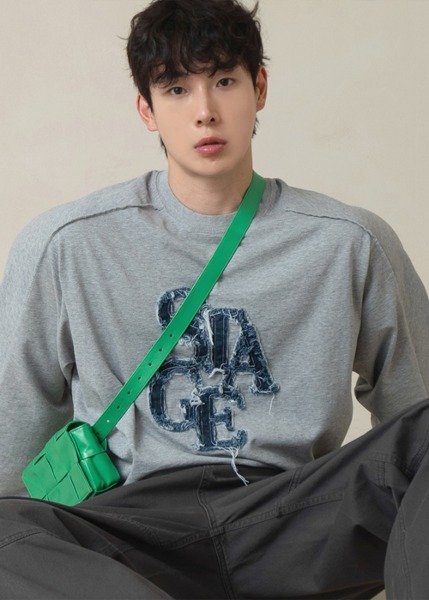 拼接牛仔字母長袖上衣