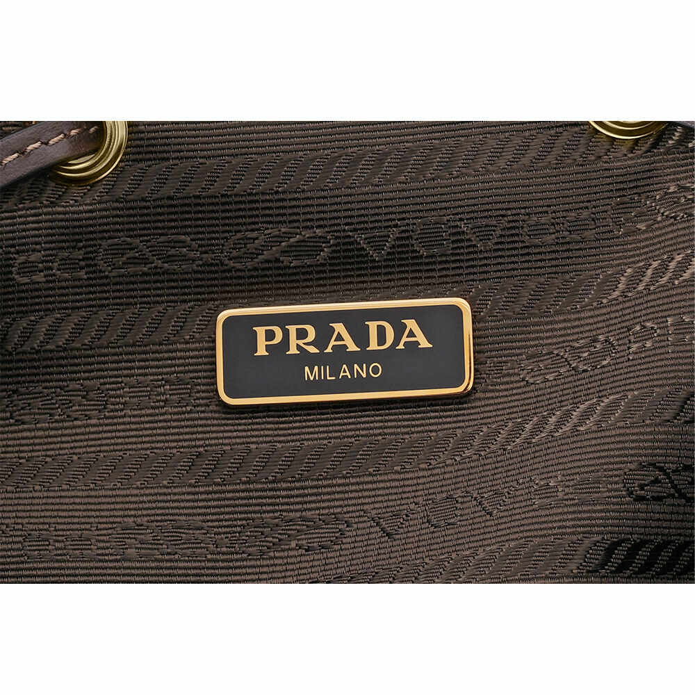 【PRADA】刺繡Logo帆布拼皮革飾邊二用水桶包(大款)(卡其色)1BH097 UCW F0B16