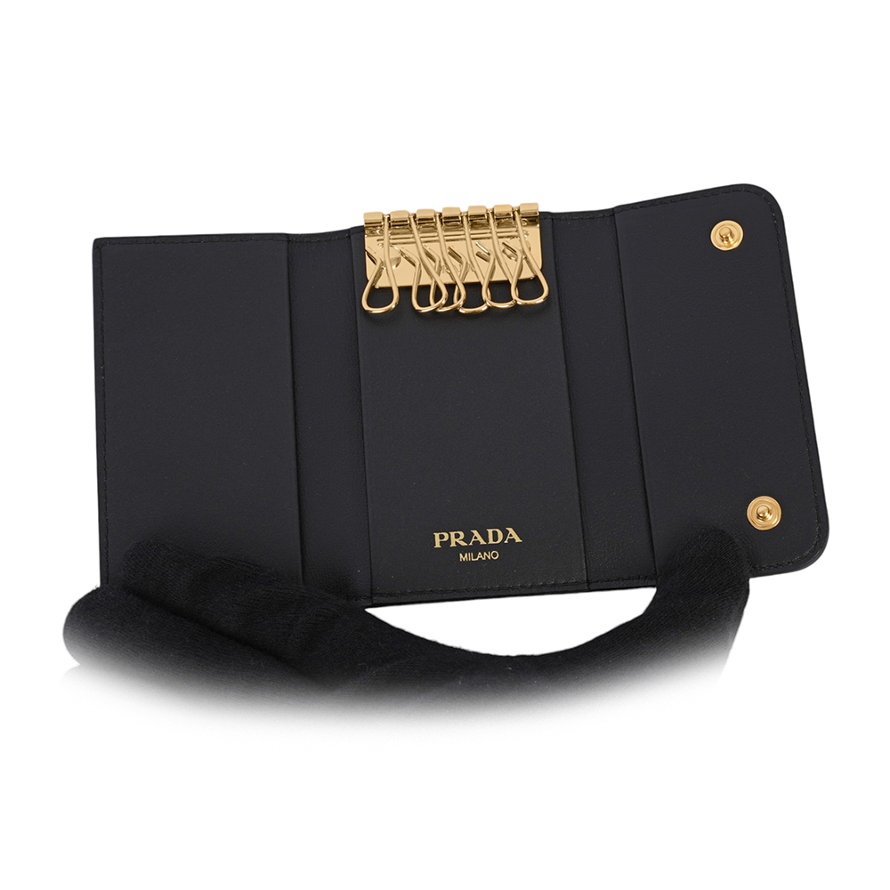 【PRADA】浮雕Logo 水波紋皮革壓釦六孔鑰匙包(黑色)1PG222 2B6P F0002