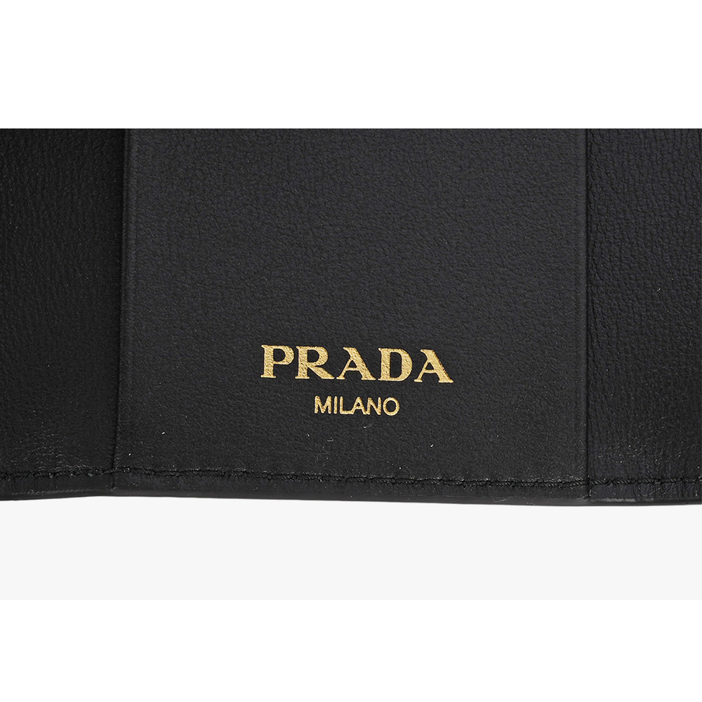 【PRADA】浮雕Logo 水波紋皮革壓釦六孔鑰匙包(黑色)1PG222 2B6P F0002