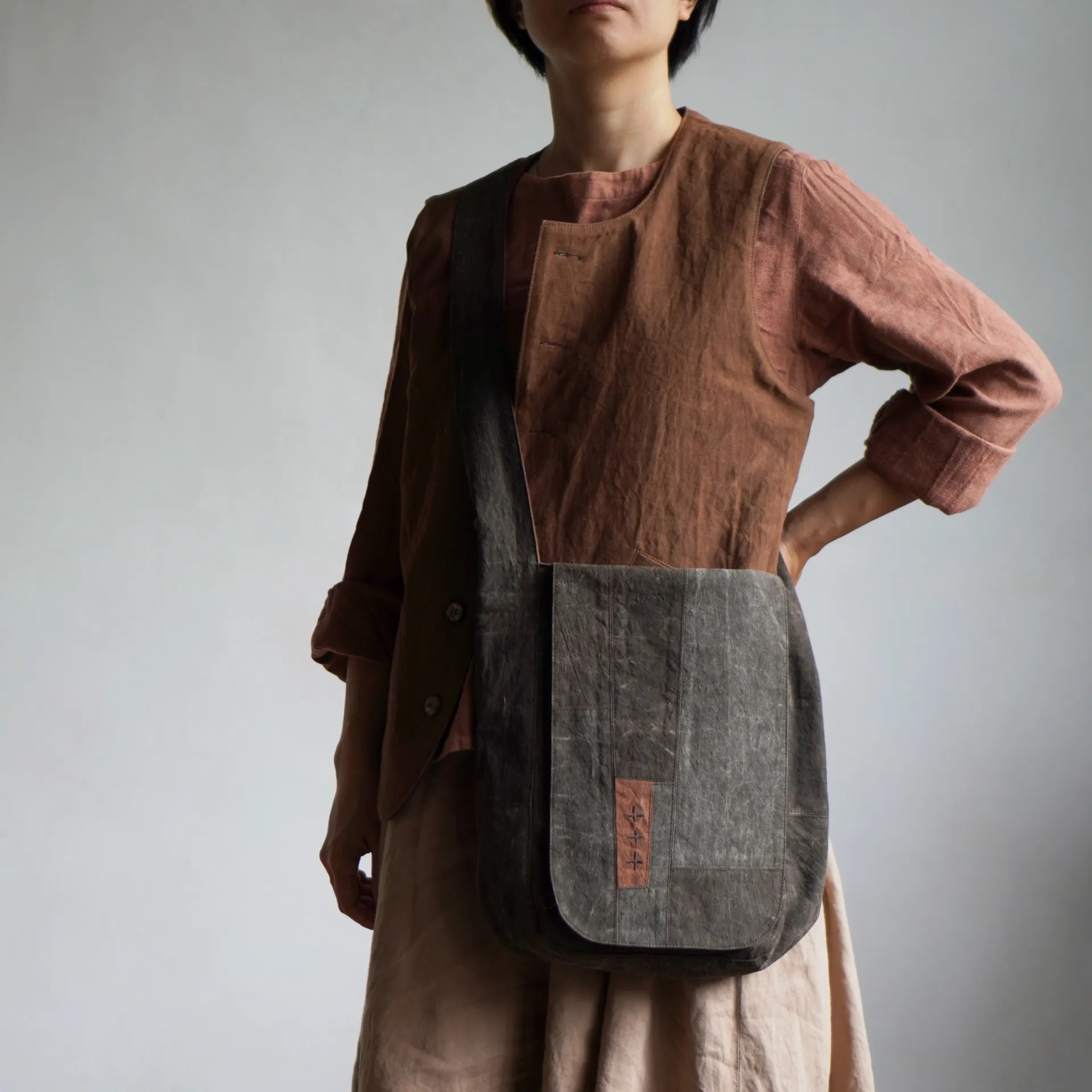 柿染布・流浪斜背包｜柿染棉布飾犛牛氈｜中國藏區