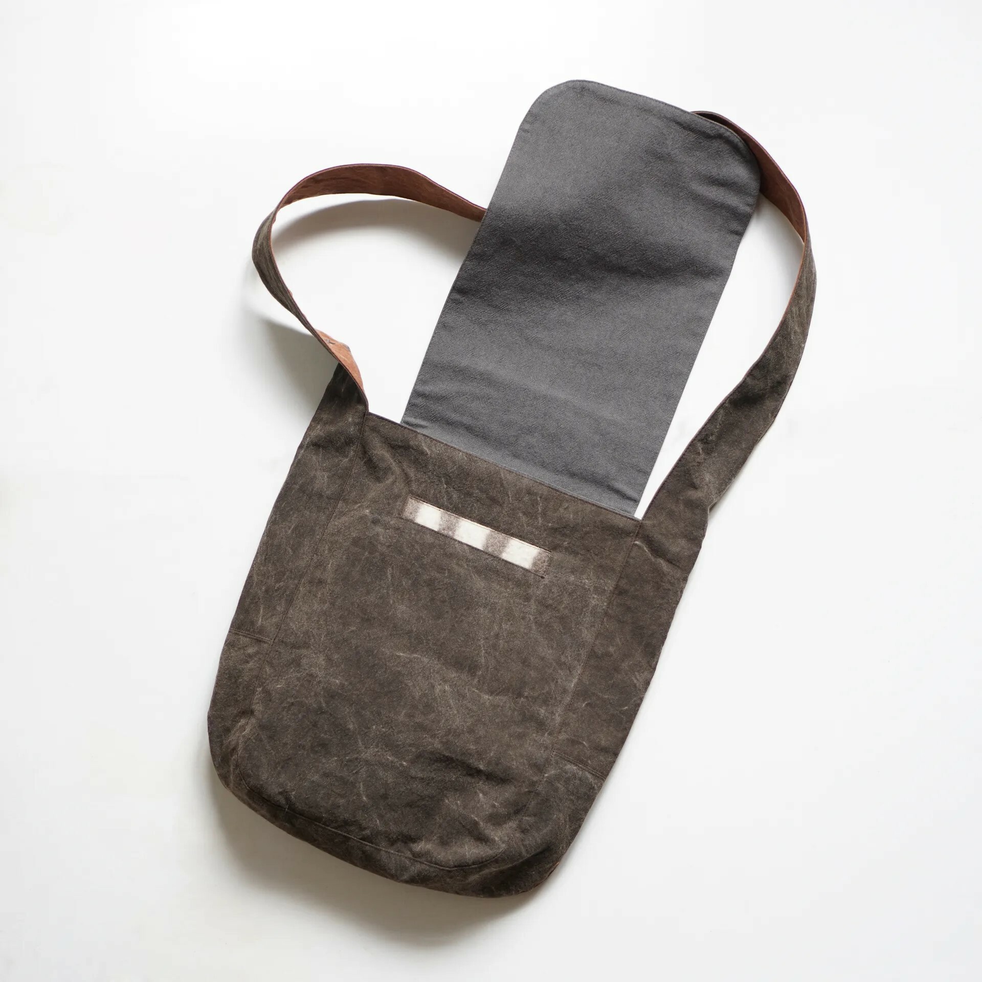 柿染布・流浪斜背包｜柿染棉布飾犛牛氈｜中國藏區