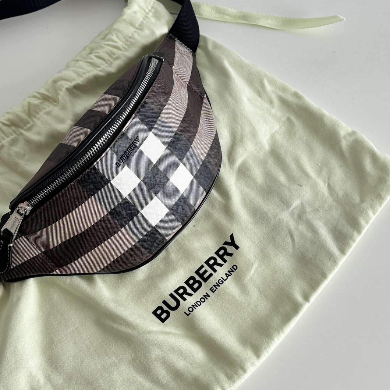 BURBERRY  Cason 經典格紋PVC 皮革扁腰包(棕木x黑格)