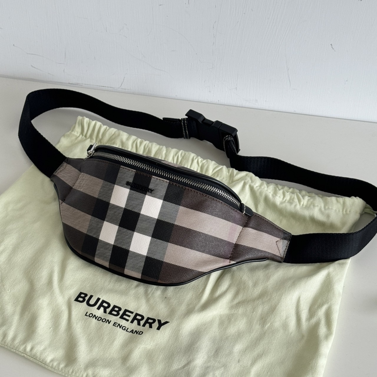 BURBERRY  Cason 經典格紋PVC 皮革扁腰包(棕木x黑格)