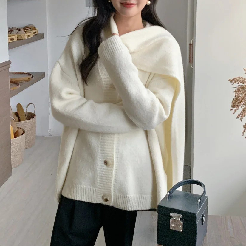 附領巾造型雲朵白V領琥珀排釦針織外套-F (Elegant & Love)