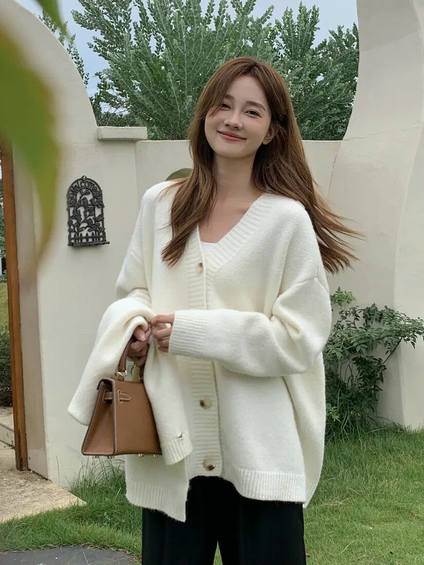 附領巾造型雲朵白V領琥珀排釦針織外套-F (Elegant & Love)