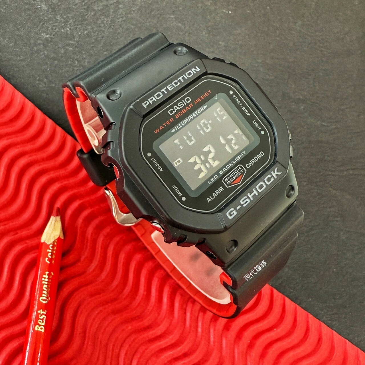 【G-SHOCK】5600系列 經典軍事紅電子錶DW-5600UHR-1D 42.8mm現代鐘錶