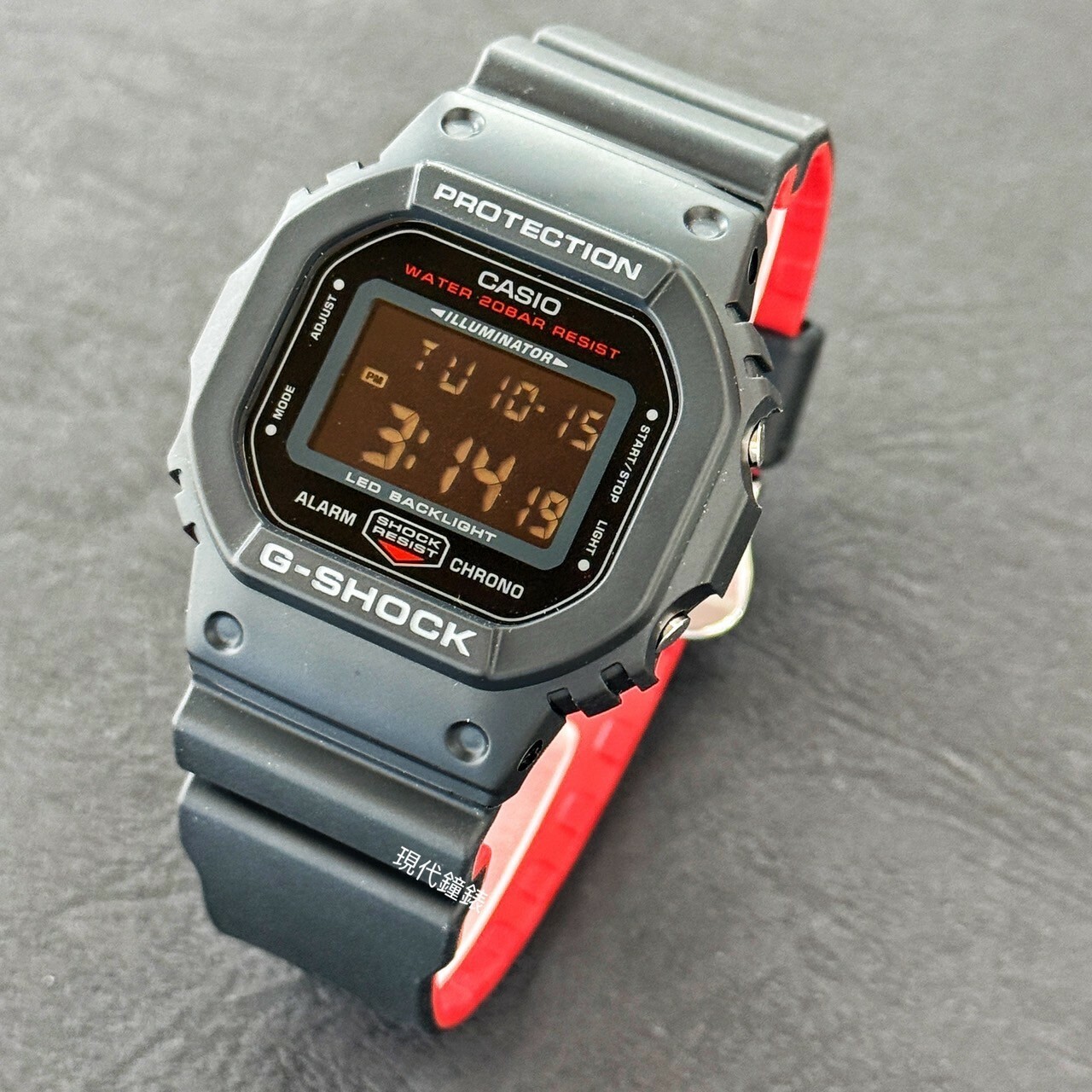 【G-SHOCK】5600系列 經典軍事紅電子錶DW-5600UHR-1D 42.8mm現代鐘錶