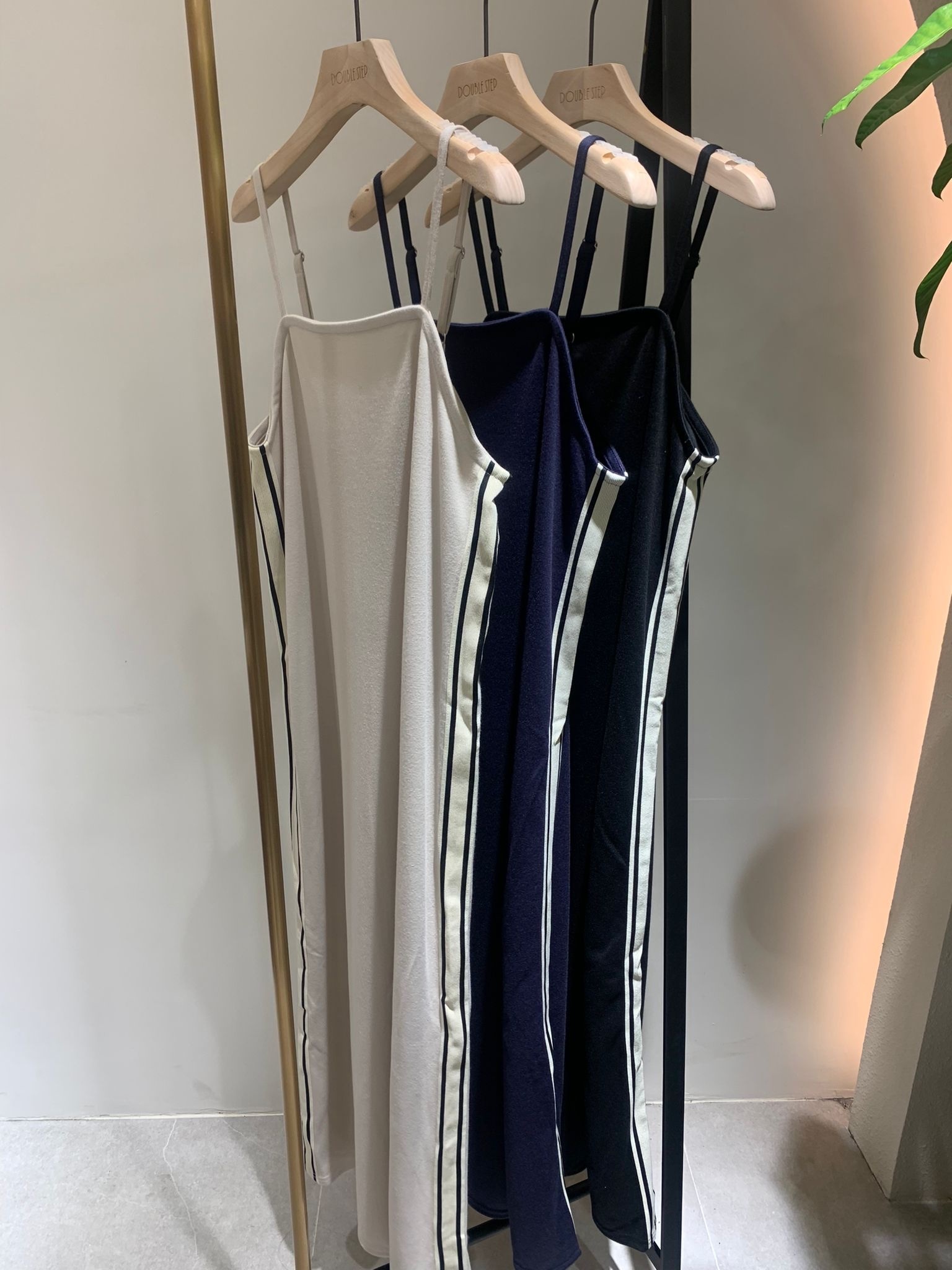 運動風平口領吊帶裙 - OP43288