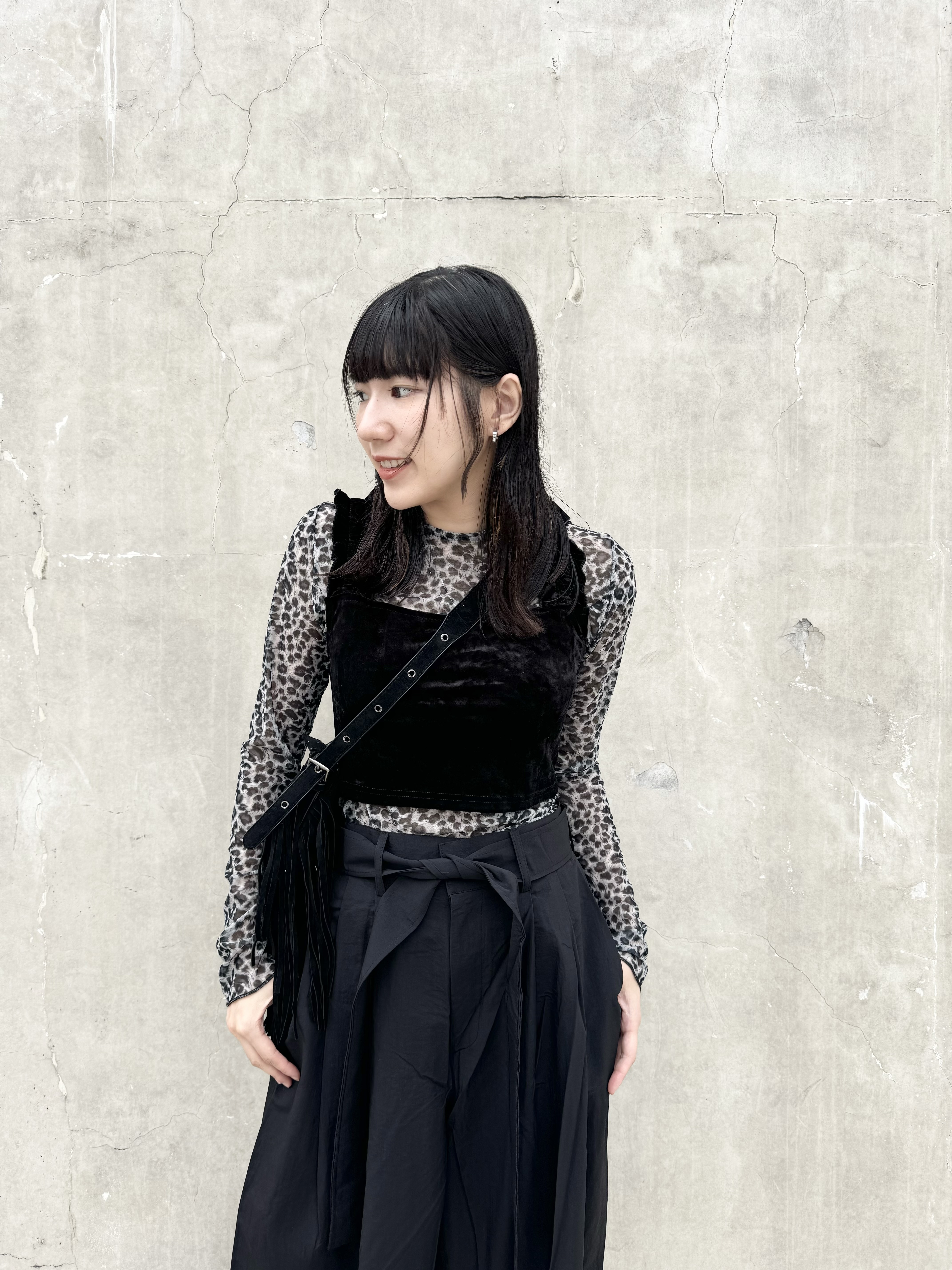 絨面RUFFLE肩帶TOP (BLACK)