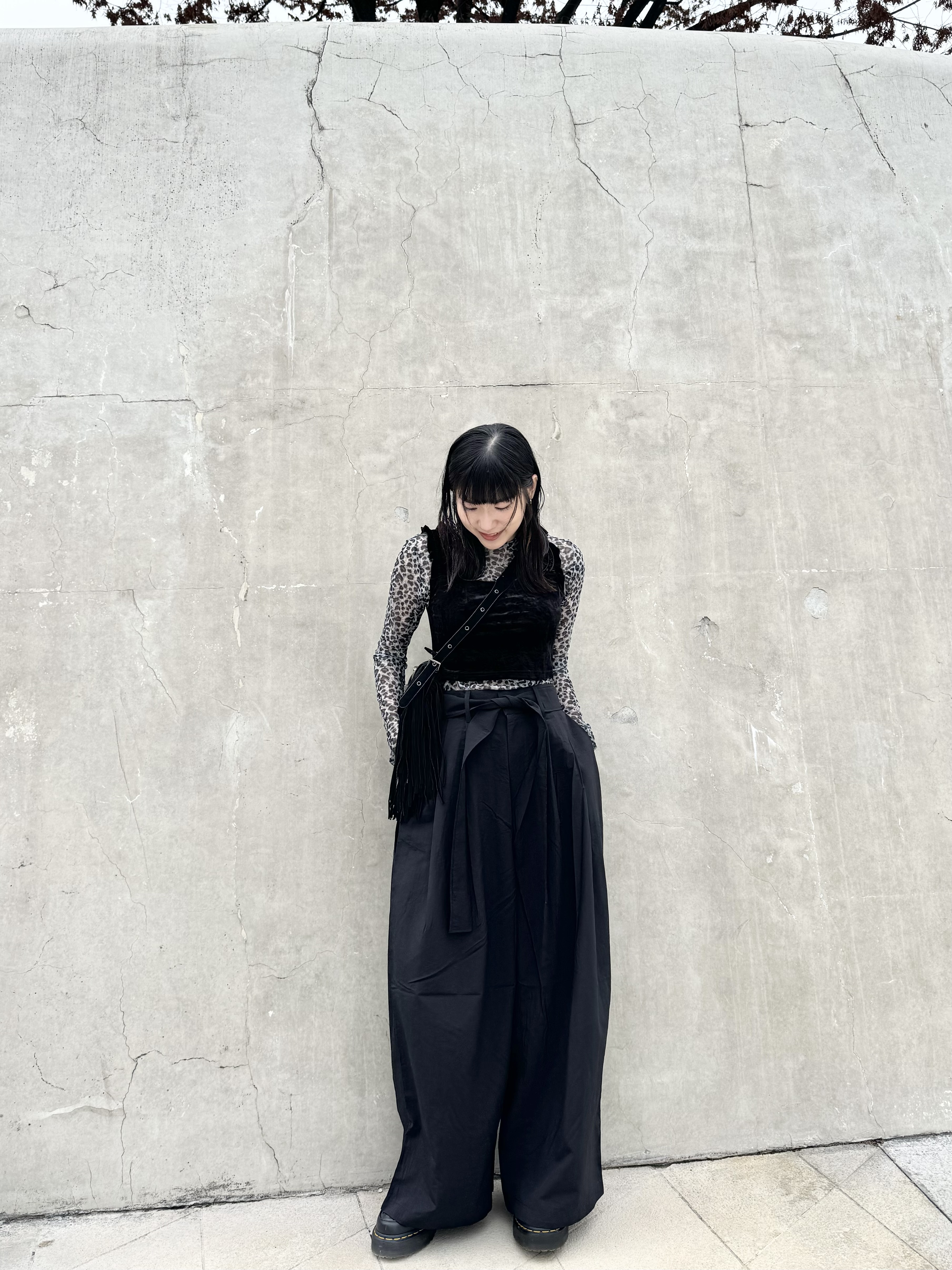 絨面RUFFLE肩帶TOP (BLACK)