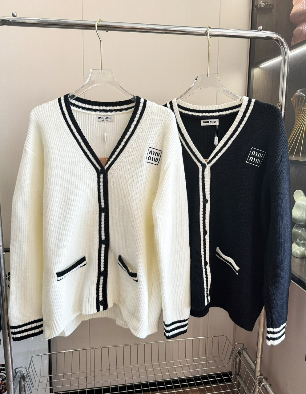 Miu Miu 學院風撞色開胸針織外套-2401692