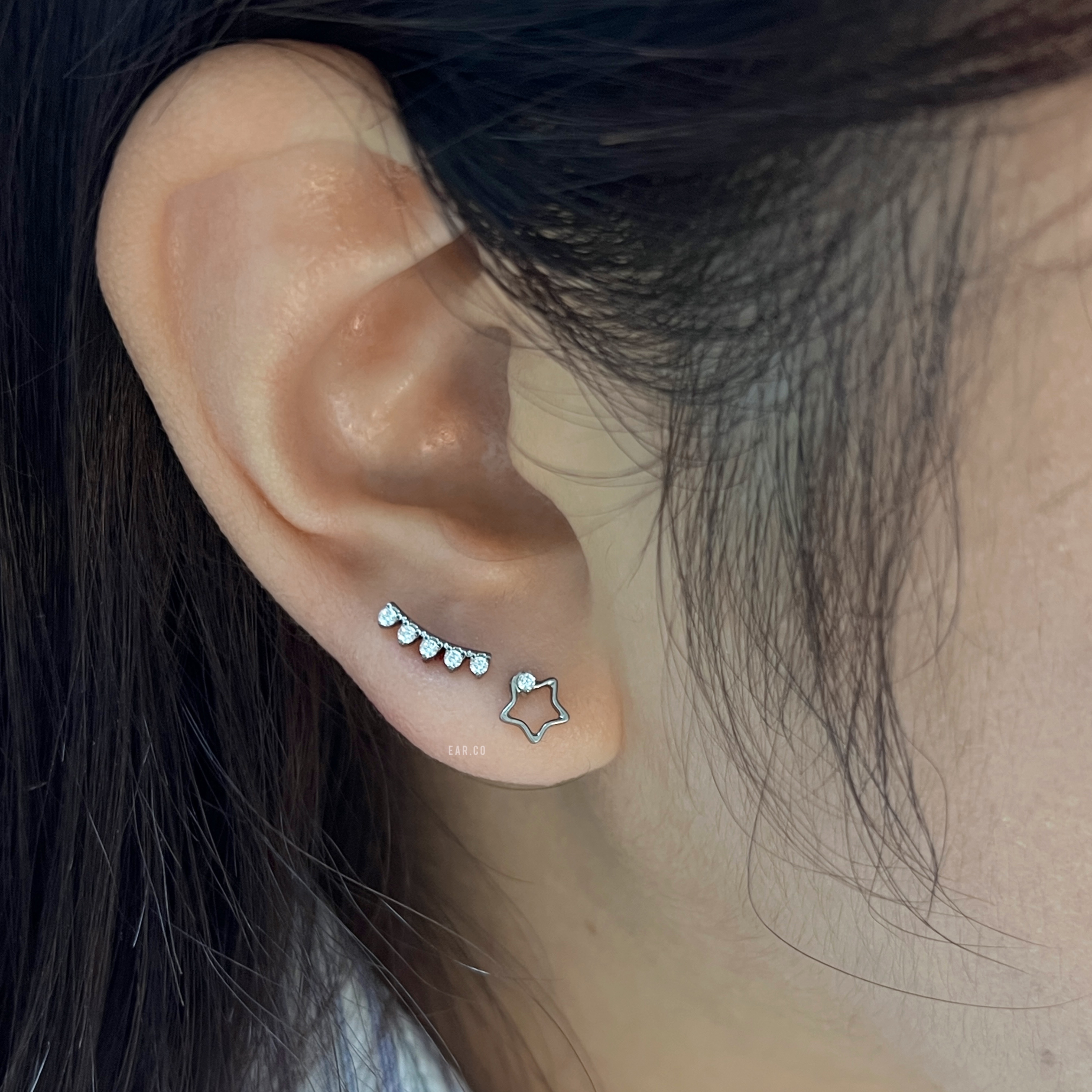 弧形一排閃石平頭耳門/耳珠/耳骨釘 [G23 Titanium]