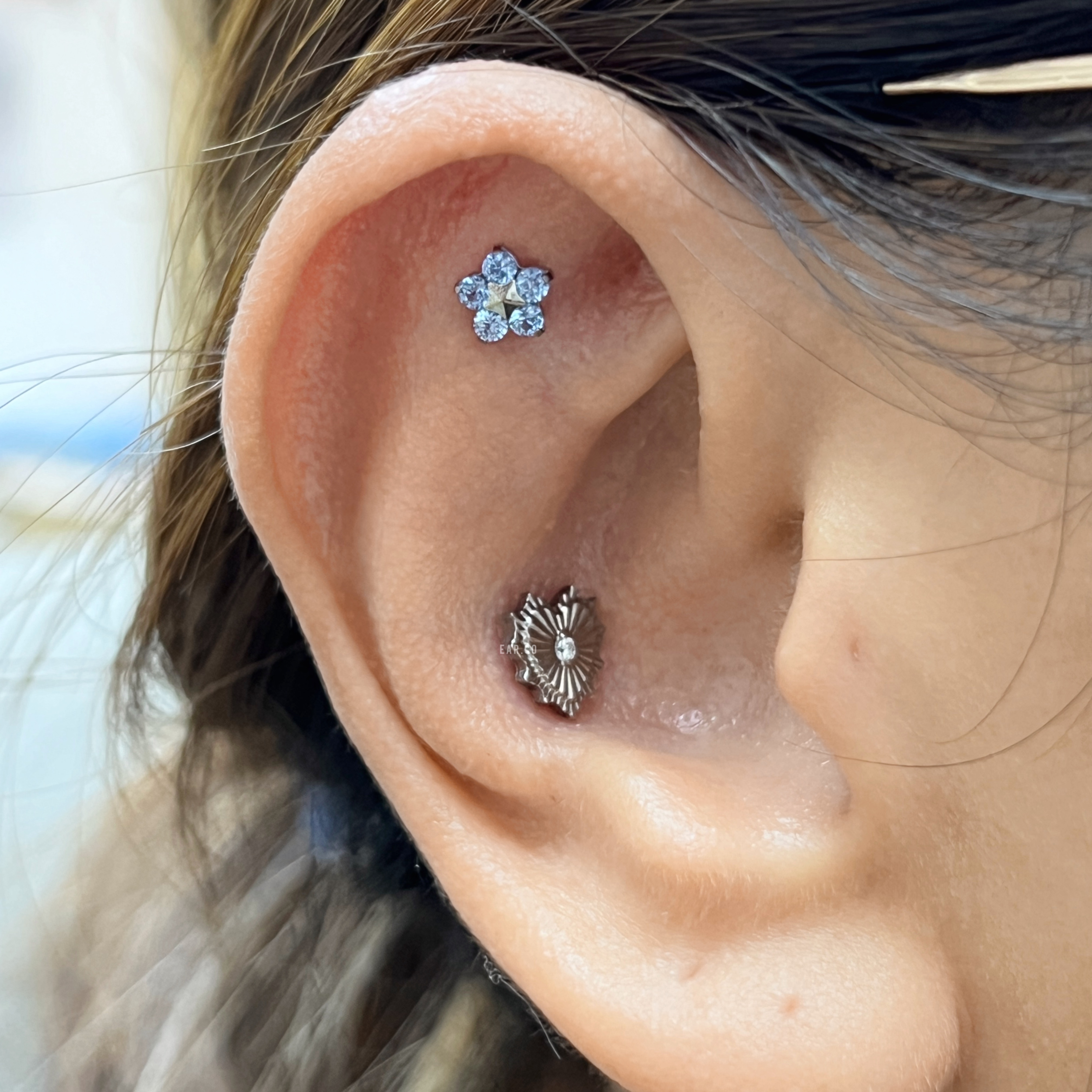 (星星花蕊)水藍色花花平頭耳門/耳珠/耳骨釘 [G23 Titanium]