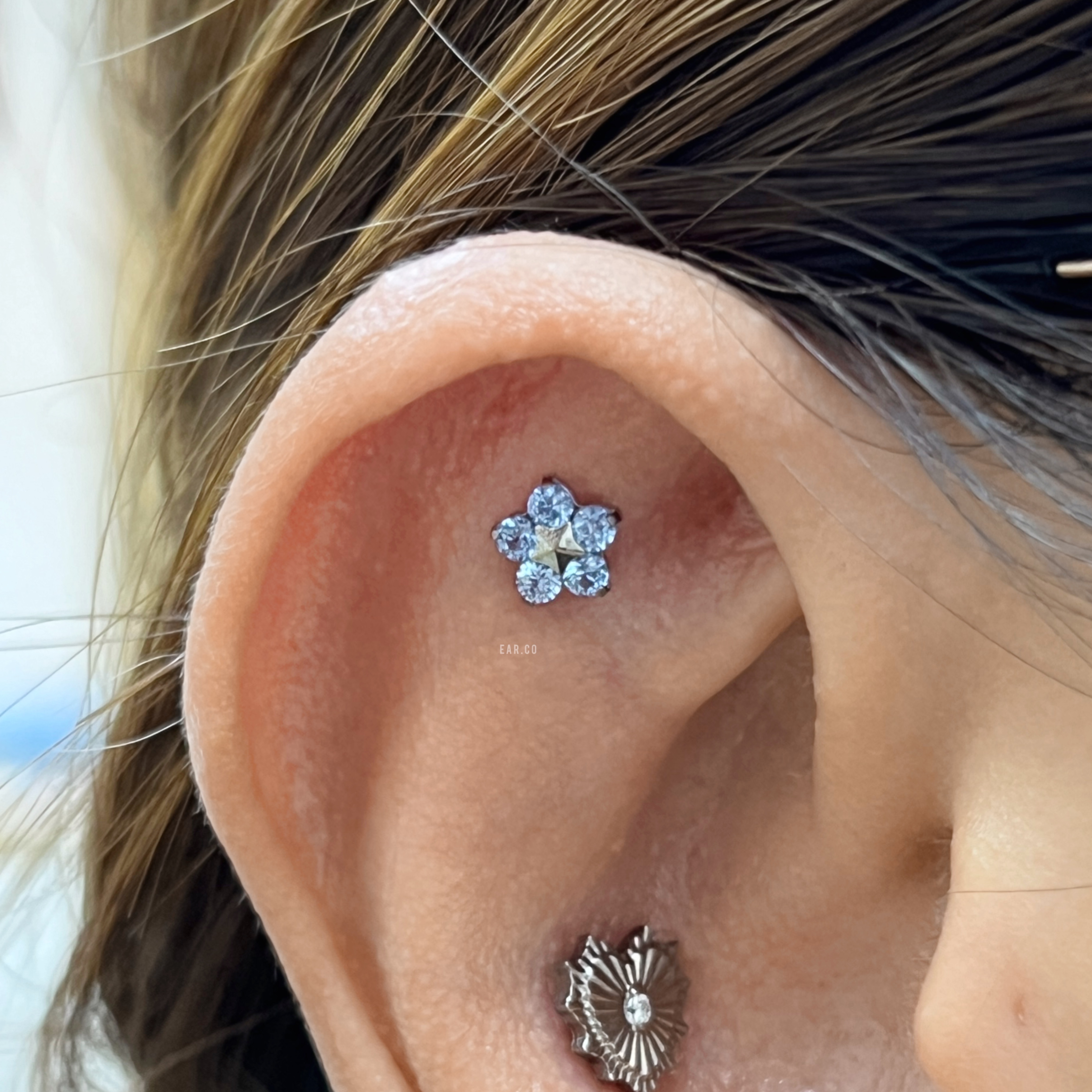 (星星花蕊)水藍色花花平頭耳門/耳珠/耳骨釘 [G23 Titanium]