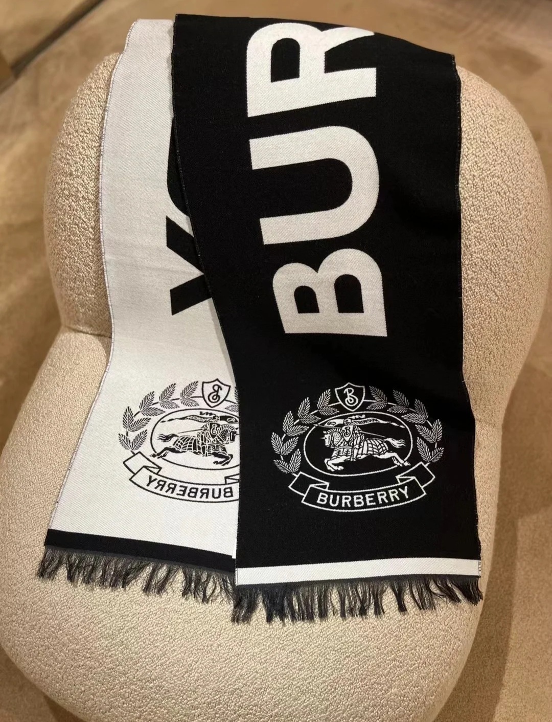 BBR 黑併白色 字母戰馬徽章Scarf 圍巾