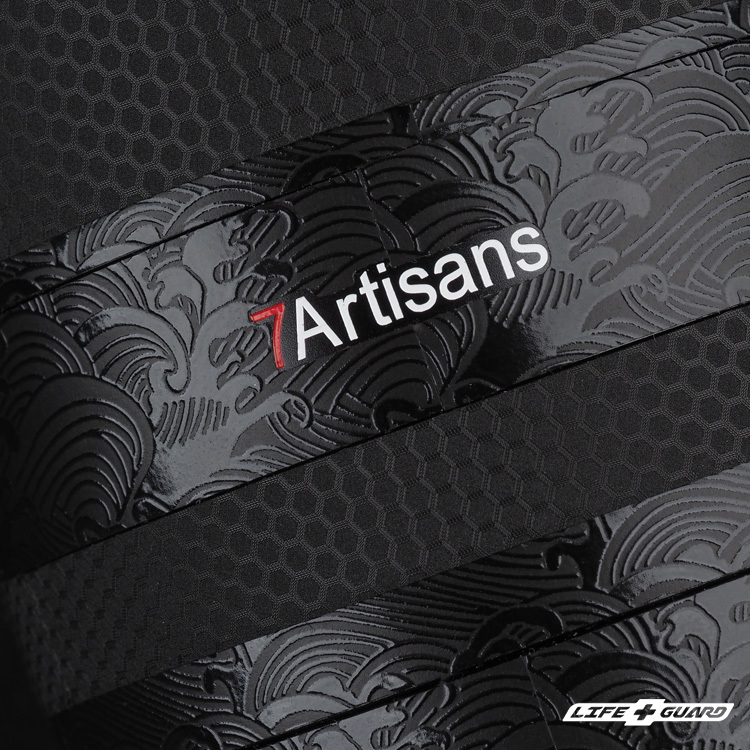 海浪黑貼膜質感特寫，LIFE+GUARD 設計風格