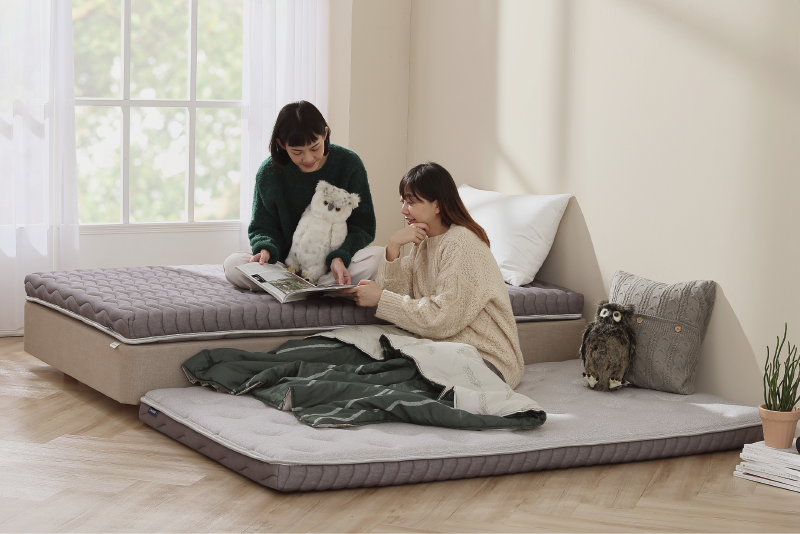 這款薄床墊,可搭配床架,也可以直接放在地上。