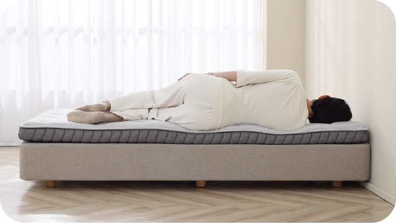 這款薄床墊是正反兩用設計,淺灰色那面是使用釋壓舒適棉,創造服貼躺感。