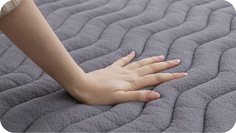 這款薄床墊是正反兩用設計,深灰色那面是使用高密度彈韌支撐棉,提供人體穩定、完整的支撐。