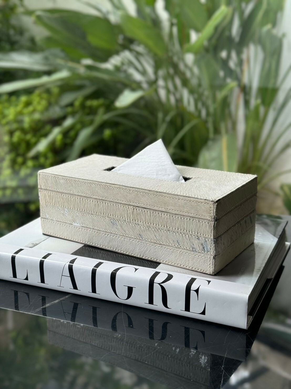 白底銀灰橫條紋皮革面紙盒