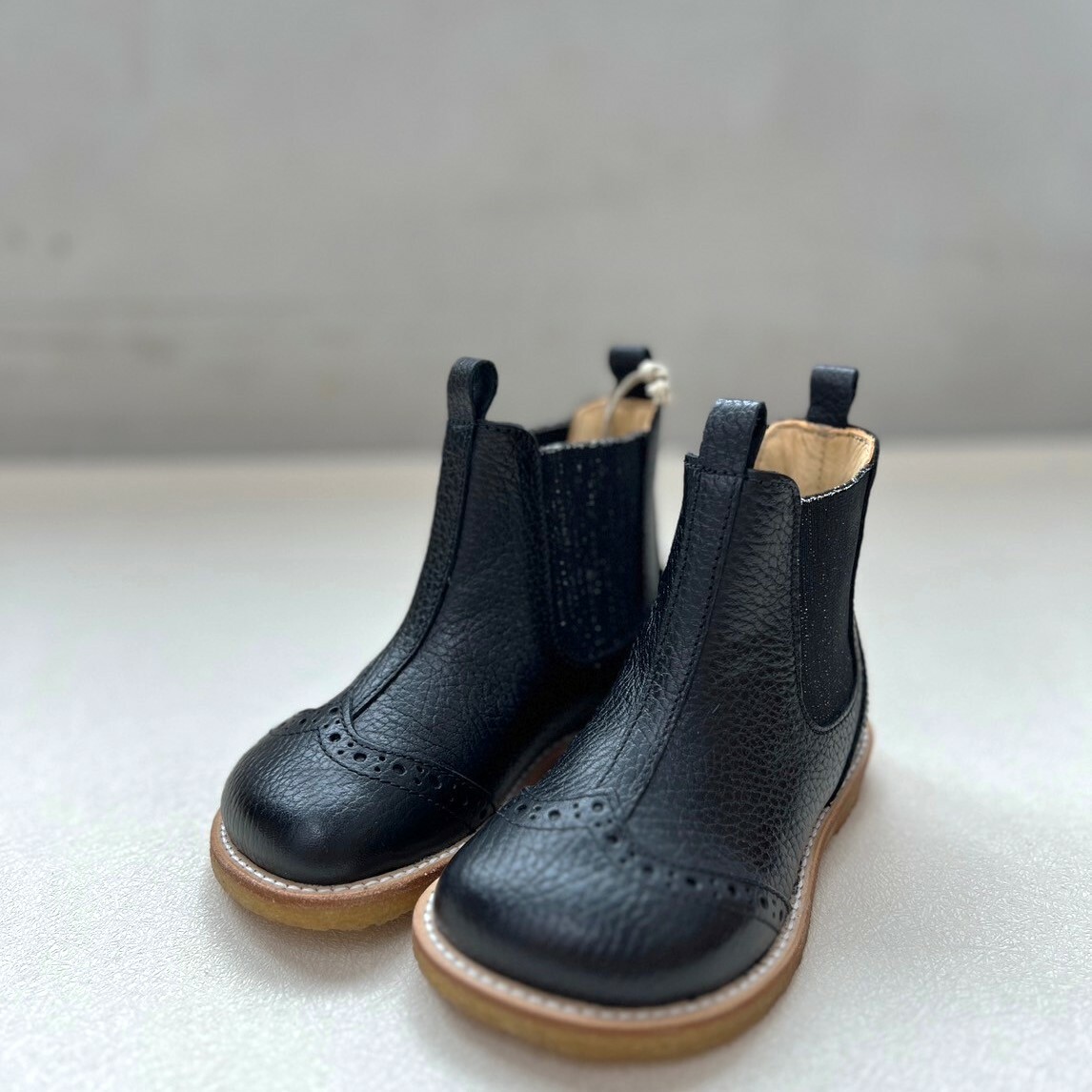 ANGULUS 經典切爾西雕花靴 Chelsea boot with brogue lace pattern 黑