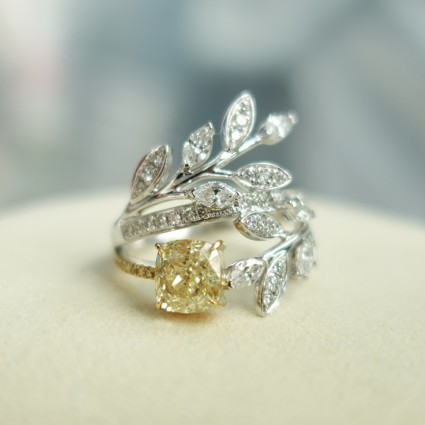 18K金彩黃鑽石橄欖枝造型戒指 - 枕形 (帶GIA證書)