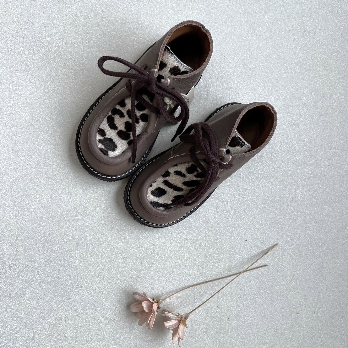 ANGULUS 綁帶動物紋短靴 Mid-cut Apron toe shoe with pony details