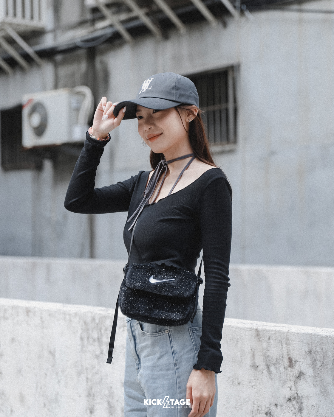 NIKE CROSSBODY BAG 黑色 白色 人造皮草 金蔥 毛絨 休閒 手提 斜背包 隨身小包【FZ1329】