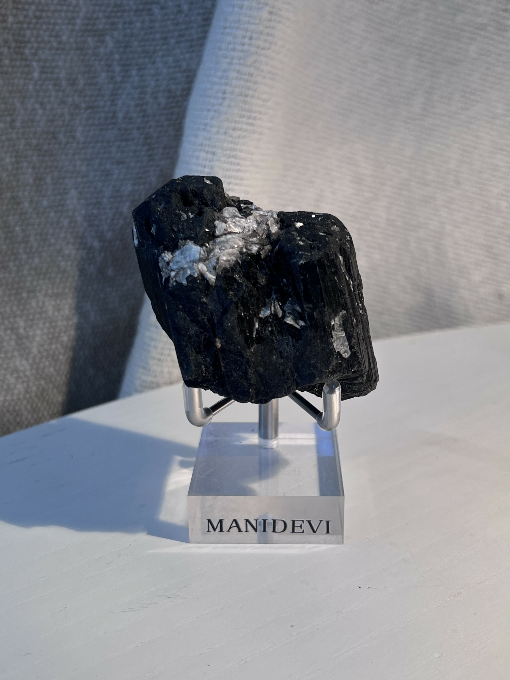 黑碧璽共生銀雲母 Black Tourmaline with Golden Mica