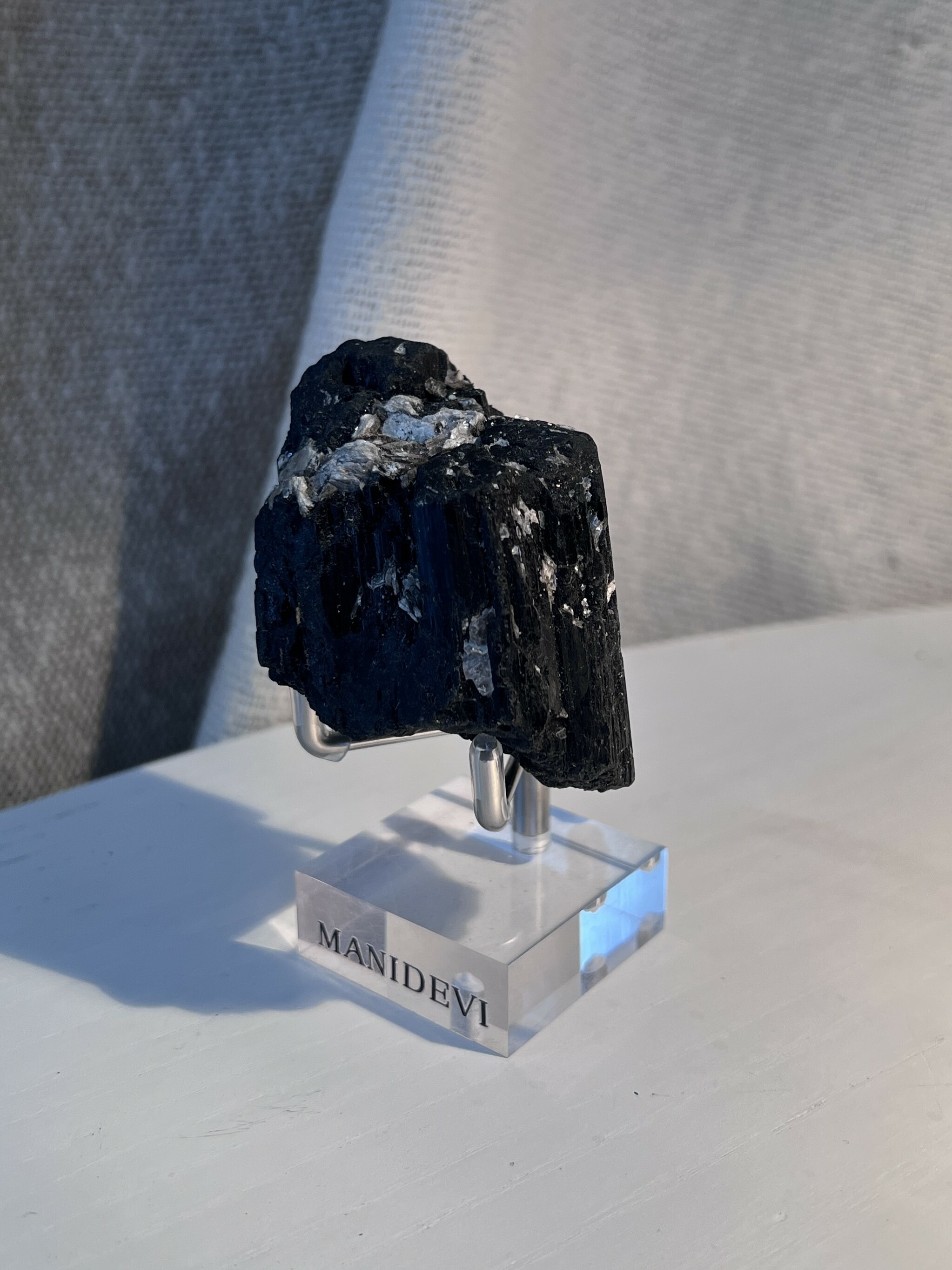 黑碧璽共生銀雲母 Black Tourmaline with Golden Mica