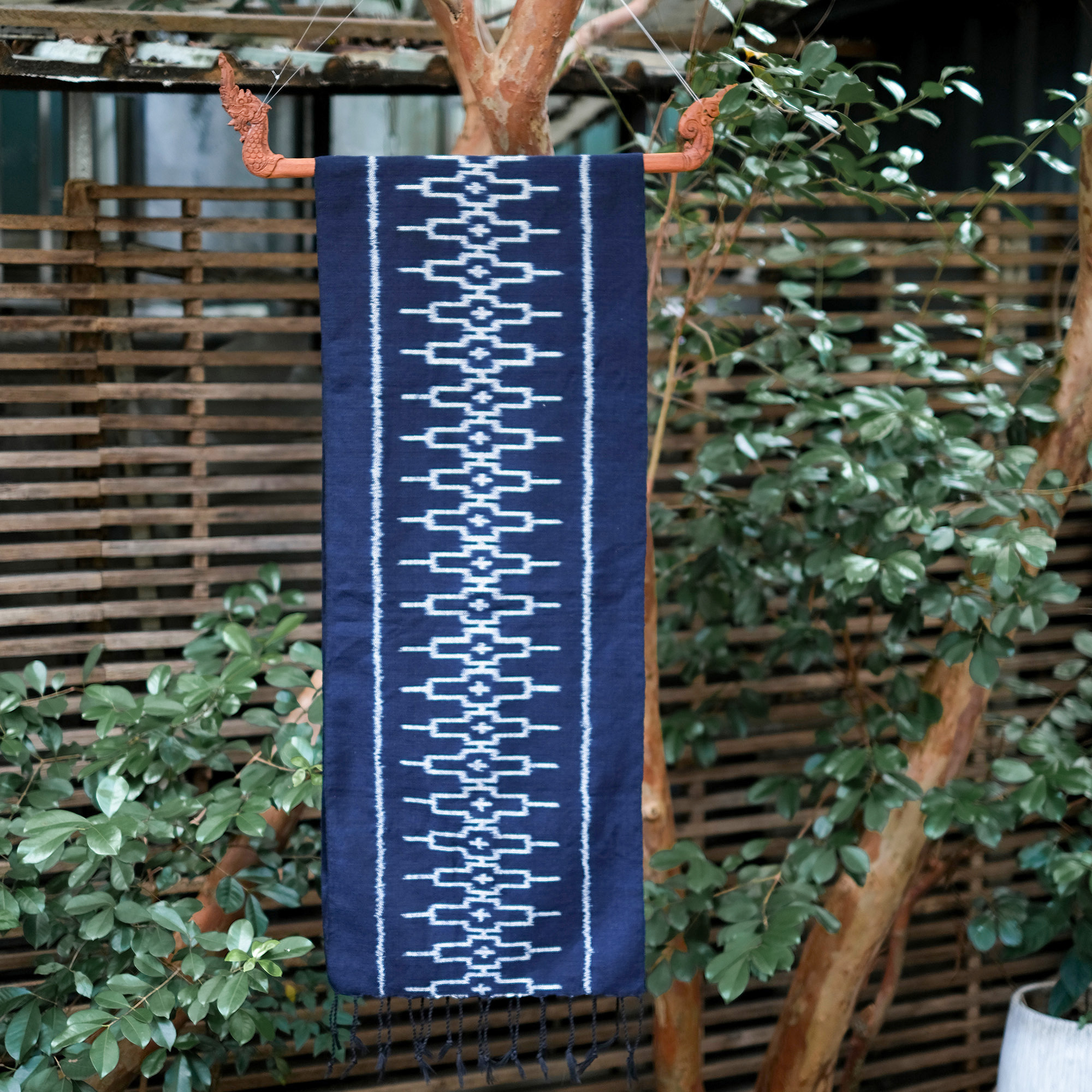 Ikat 伊卡染織｜Phou Tai 藍染披肩｜ 寮國