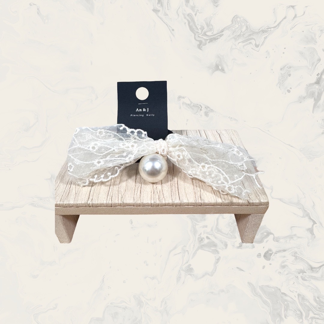 韓國直送髮飾 蕾絲花花+編織滾邊蝴蝶結中雙珍珠髮圈