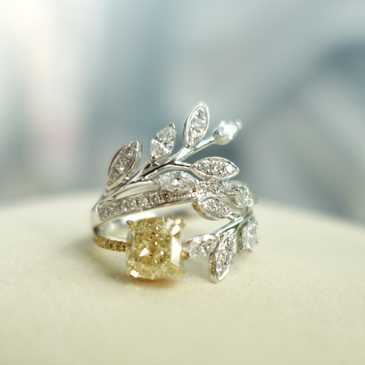 18K金彩黃鑽石橄欖枝造型戒指 - 枕形 (帶GIA證書)