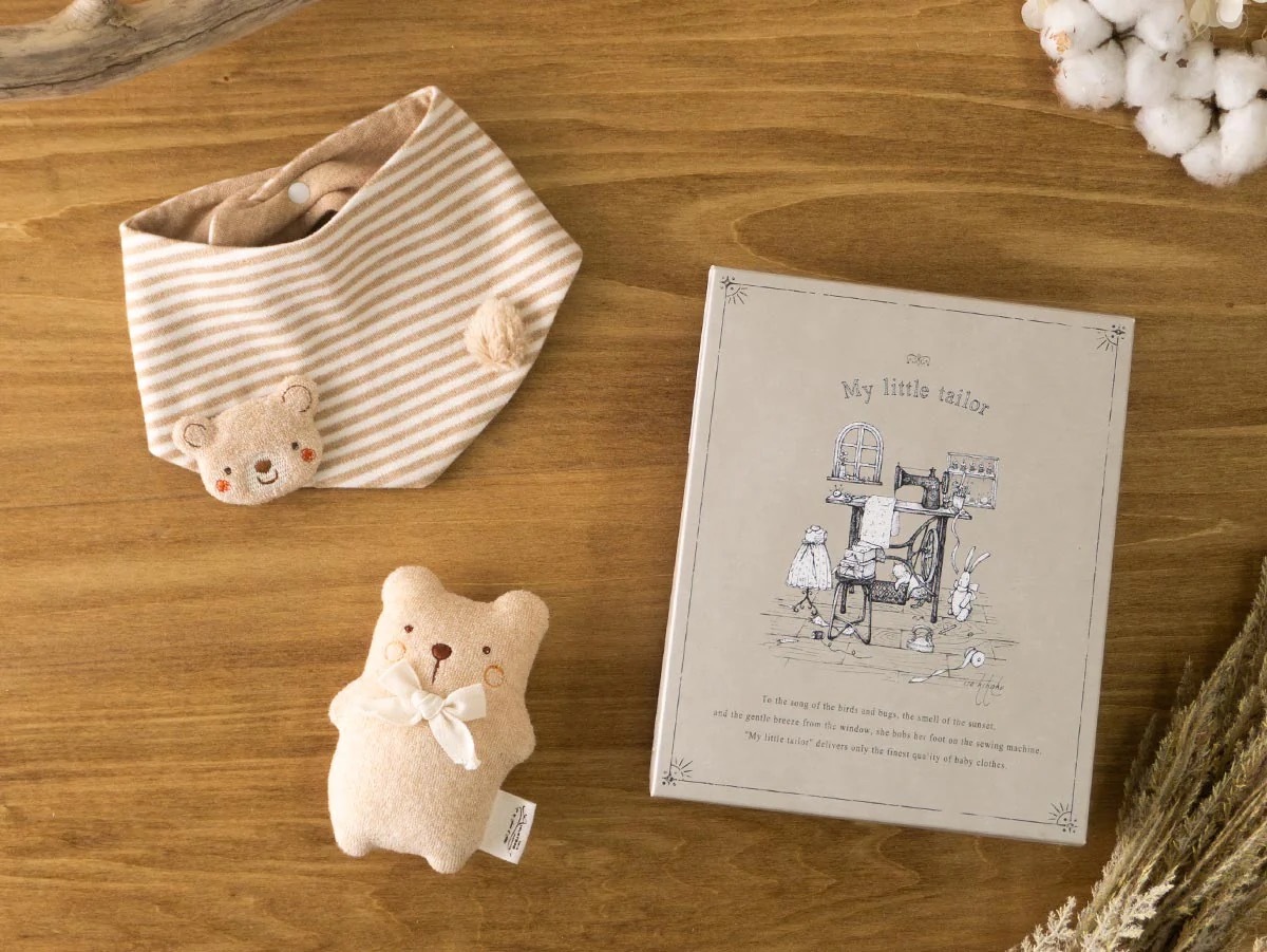 My Little Tailor - 有機棉日本BB熊仔搖鈴 + 三角造型口水肩禮品套裝・杏色橫紋自然色系 (2件入)