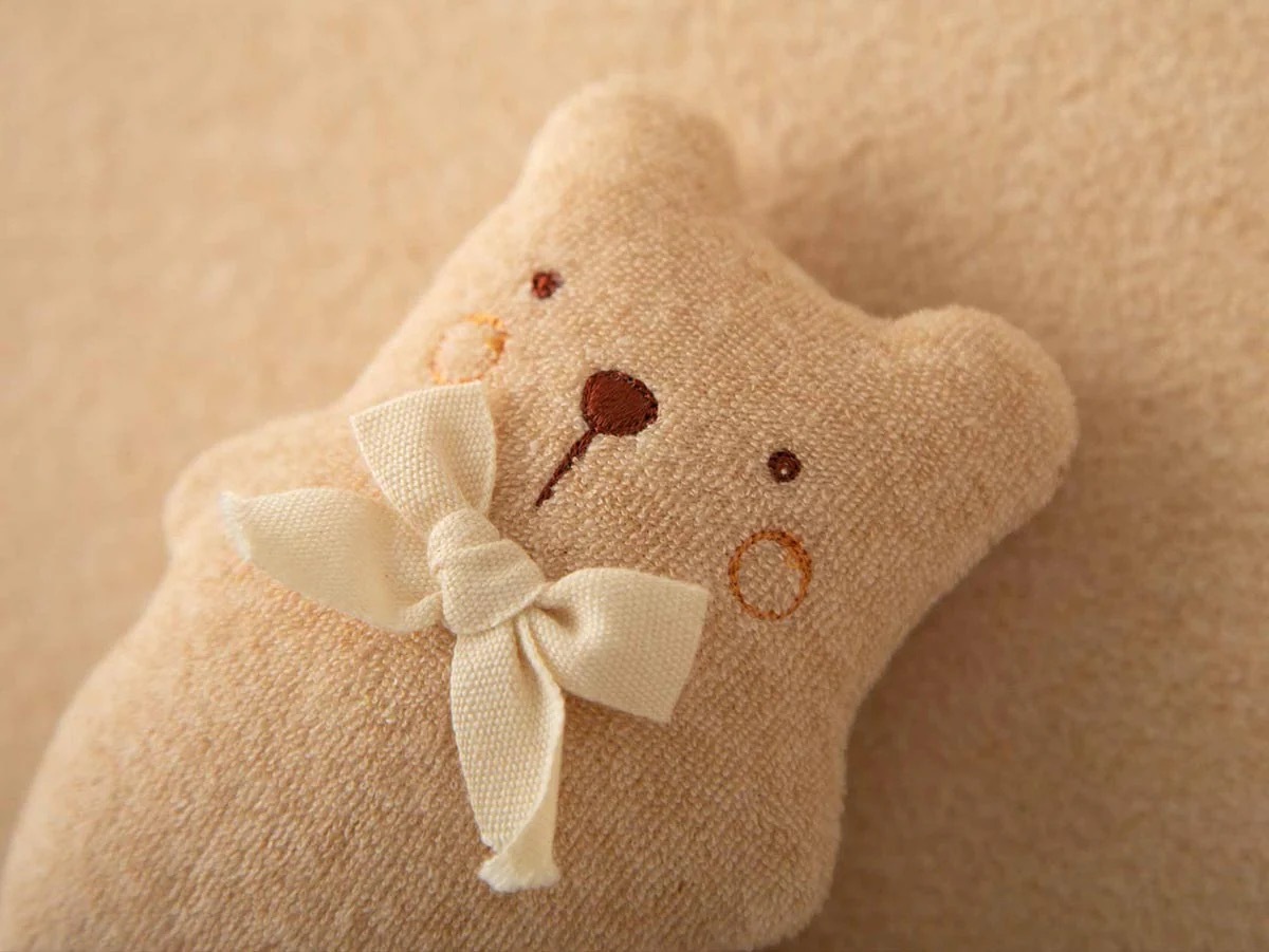 My Little Tailor - 有機棉日本BB熊仔搖鈴 + 三角造型口水肩禮品套裝・杏色橫紋自然色系 (2件入)