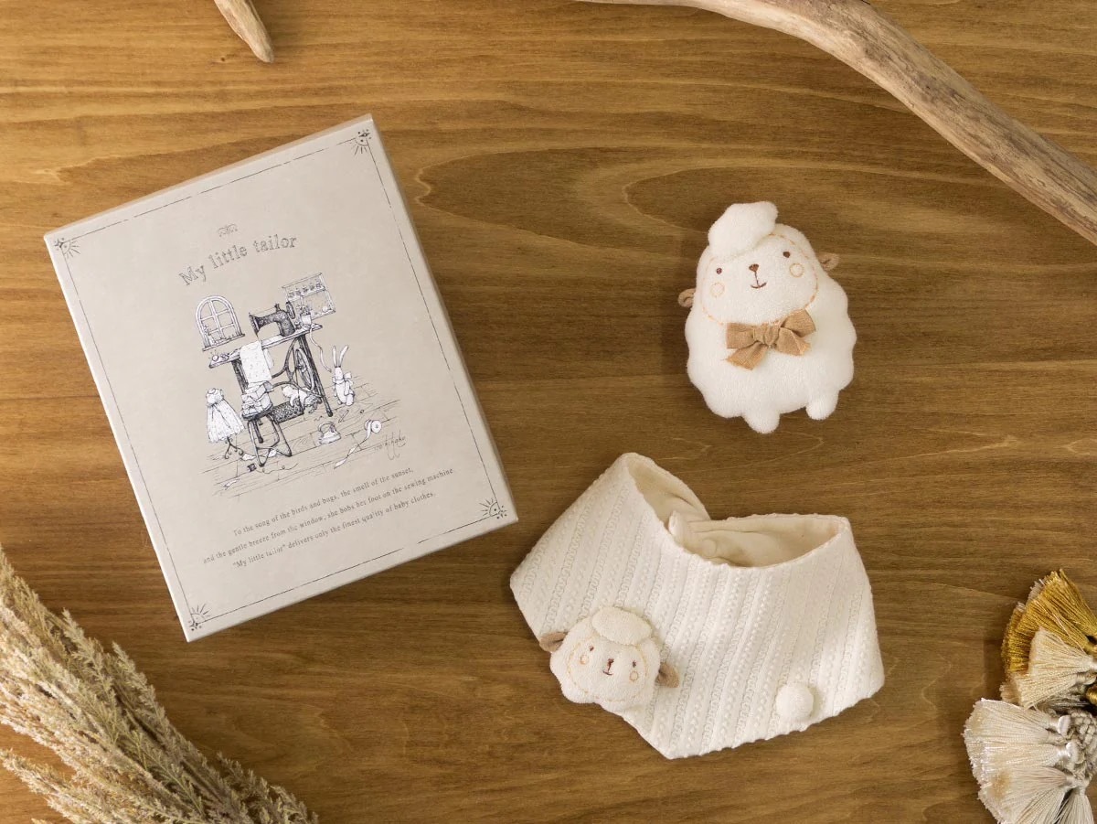 My Little Tailor - 有機棉日本BB羊咩搖鈴 ＋ 三角造型口水肩禮品套裝・ 自然色系 (2件入)